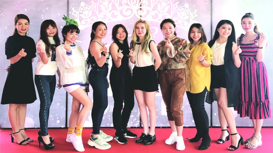 部分參選的華人女生留影。