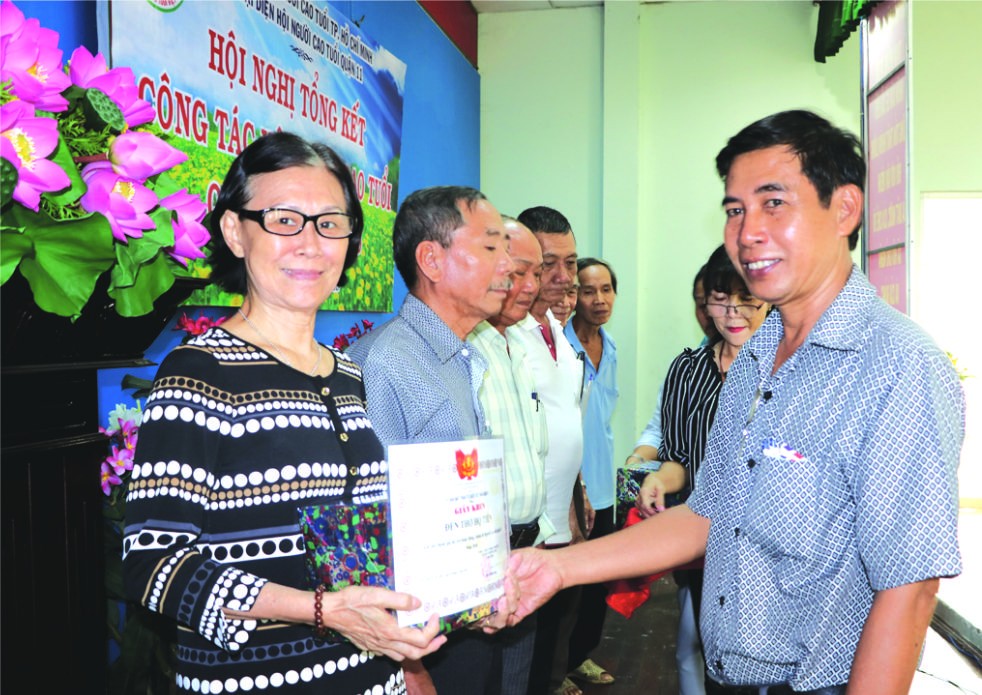 茶山慶雲南院代表接受獎狀。