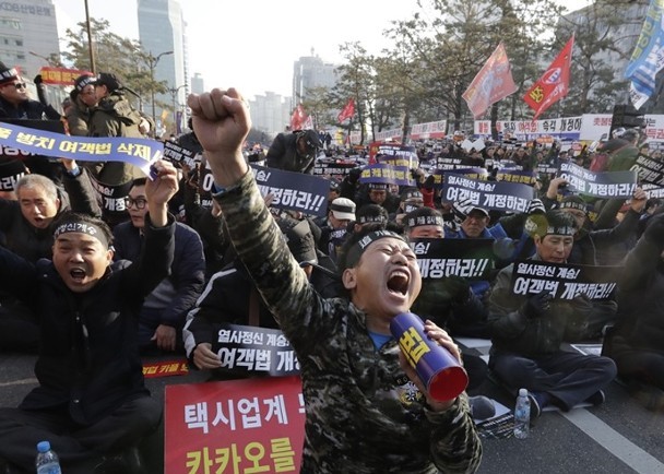 示威者佔據道路，呼叫口號。