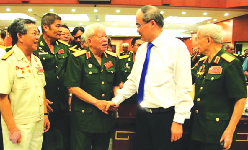 市委書記阮善仁親切問候退休高級幹部。