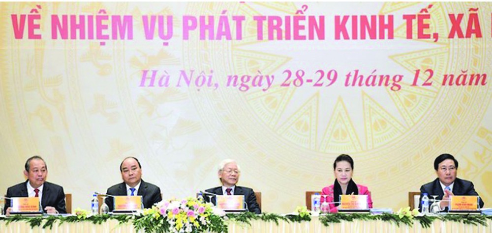 總書記、國家主席阮富仲，政府總理阮春福，國會主席阮氏金銀及各位政府副總理和各部委、地方領導出席會議。