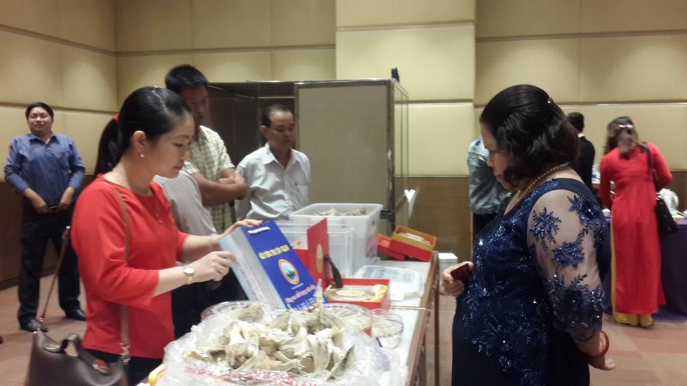 各企業還展出各種燕窩產品  