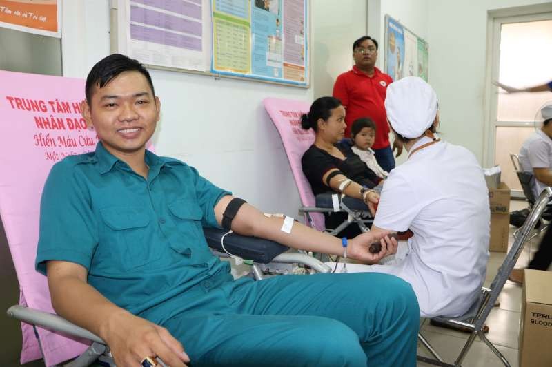 志願者在第八郡第八坊醫療所捐血。