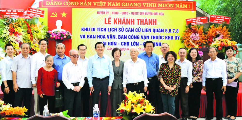 本市各華人代表與老革 命人士合照。