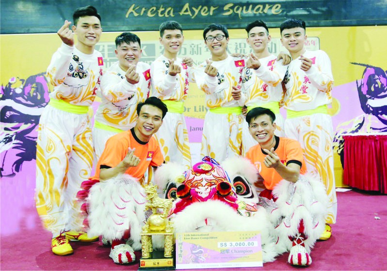 精英堂龍獅團兄弟喜獲冠軍。