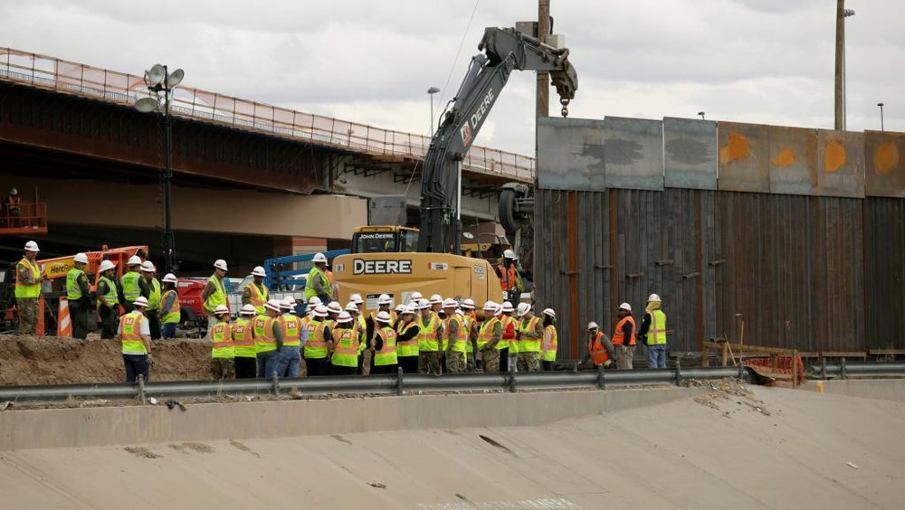 美墨邊境正在動工的推土機。