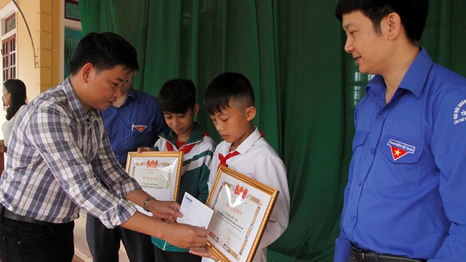 七年級B2班學生阮文章和八年級B2班學生阮飛英