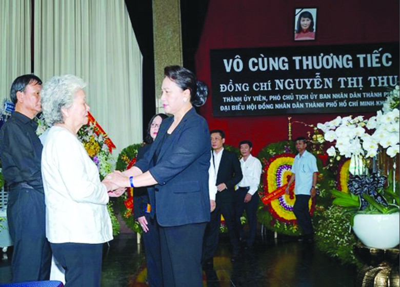 由黨中央政治局委員、國會主席阮氏金銀率領的國會代表團，昨(22)日中午前往弔唁市人委會副主席阮氏秋。