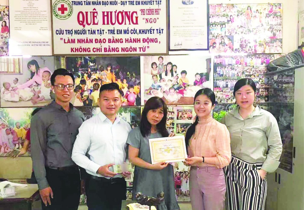 萬盛發集團一行代表向故鄉人道中心捐款。