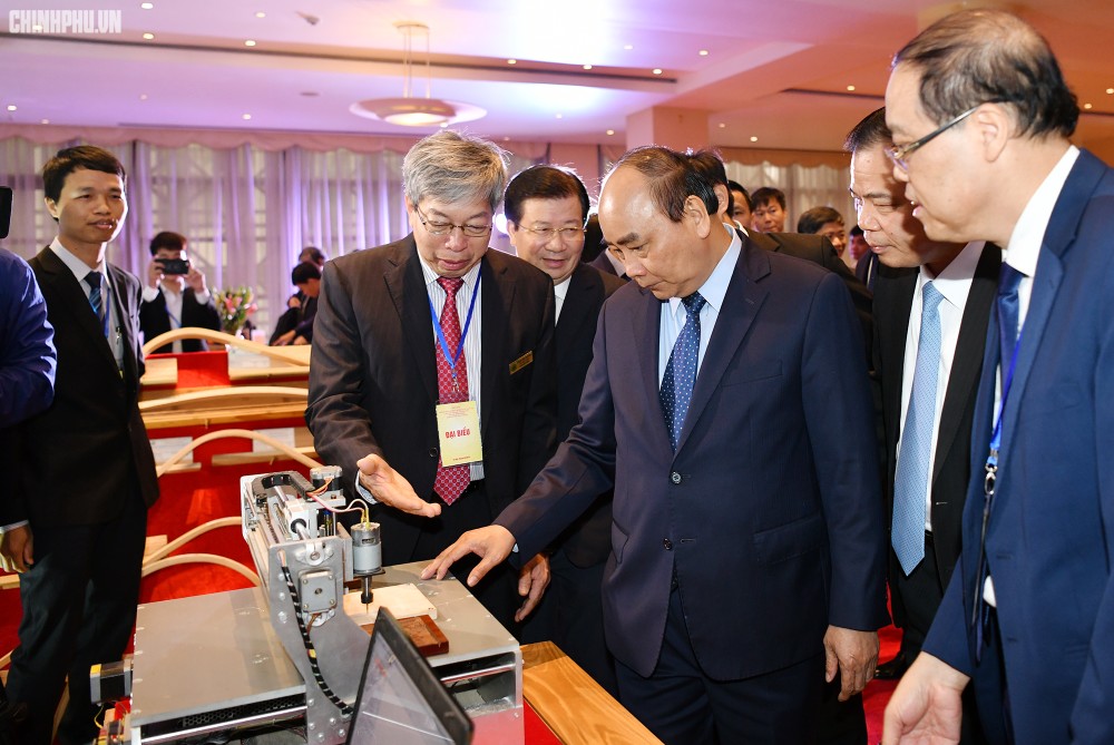 政府總理阮春福參觀木材加工設備。