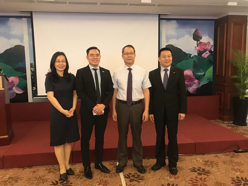 與會領導和越南企業交流