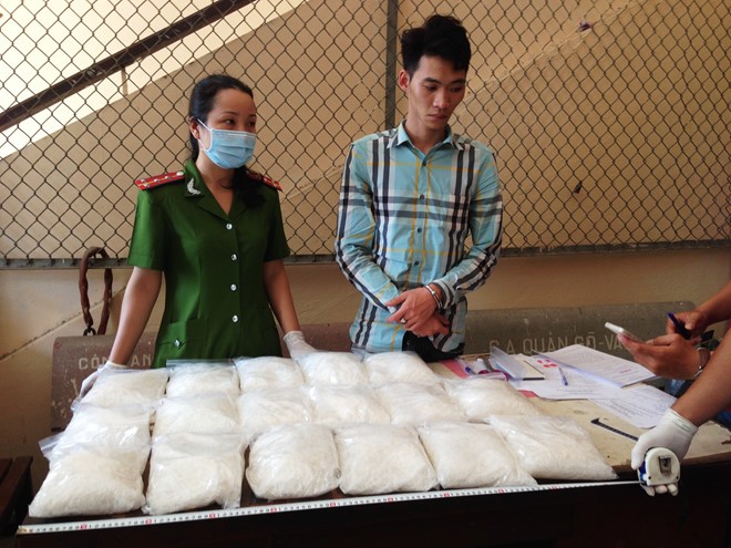 一名被市公安逮捕的毒販。