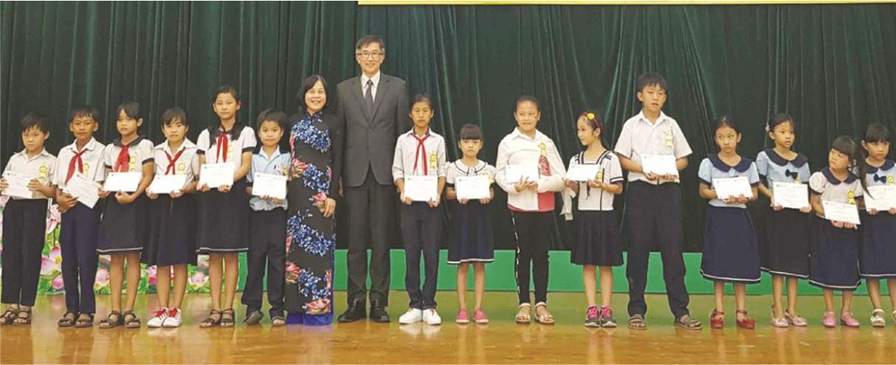 頒贈 1200 份助學金予清貧學子