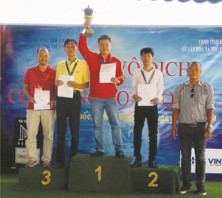 華人棋手范啟源(左二)上台領獎。