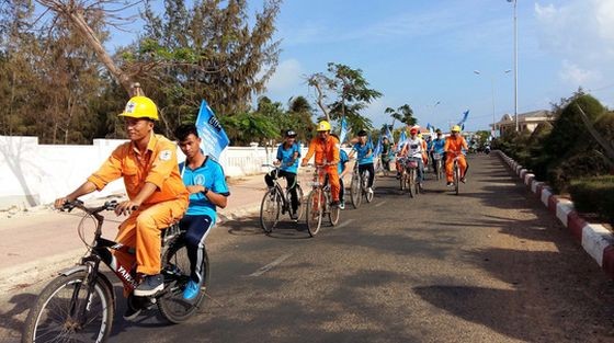 在平順省富貴島縣騎車動員民眾節約用電。