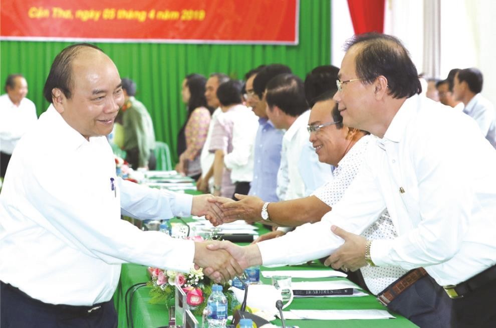 政府總理阮春福與各代表交談。