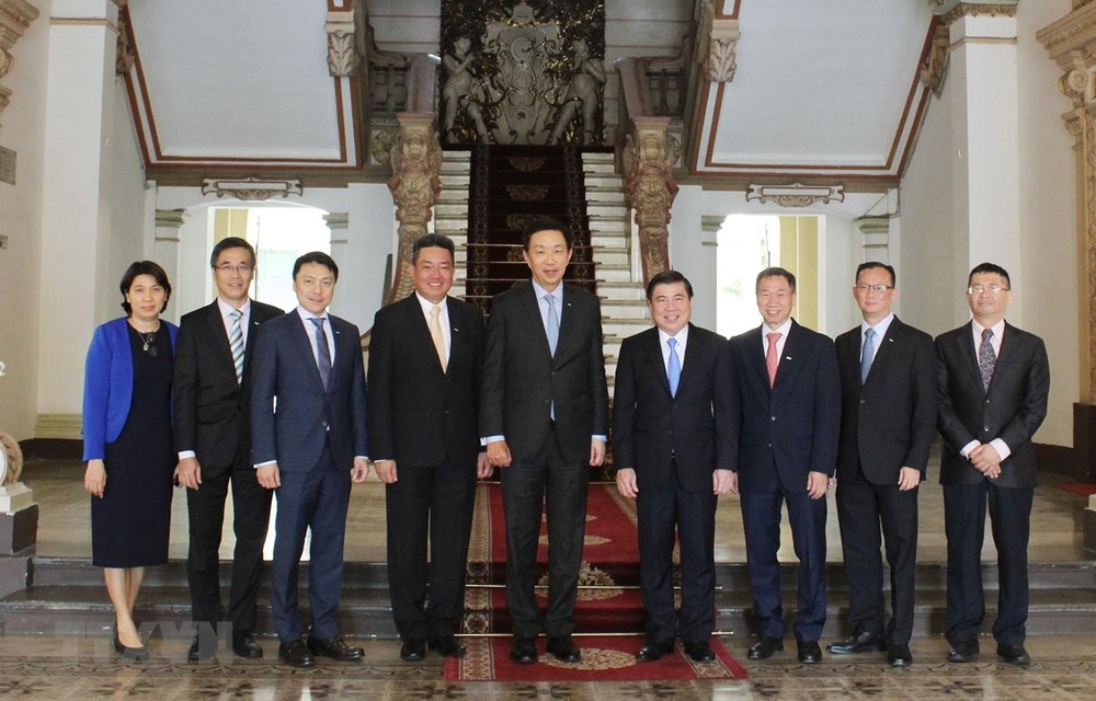 昨(5)日，市人委會主席阮成鋒接見了由新加坡吉寶(Keppel)集團首席執行官兼吉寶置業公司董事長盧振華率領，正在本市進行工作訪問的吉寶集團高級人事代表團。（  圖源：Gia Thuận/TTXVN）