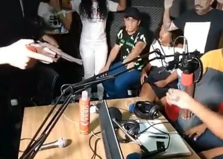 巴西電台正直播節目　５歹徒突持槍闖入行劫