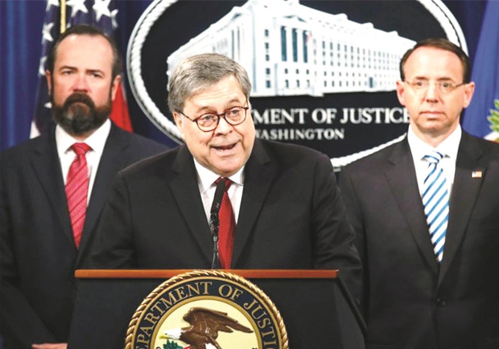 巴爾（中）主持記者會。