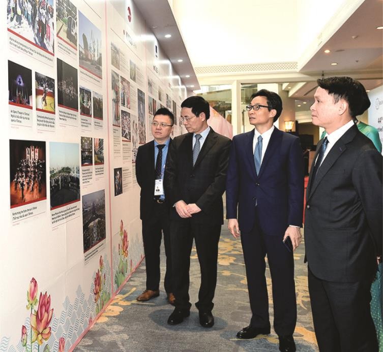 武德膽副總理(右二)參觀各通訊社圖片展。