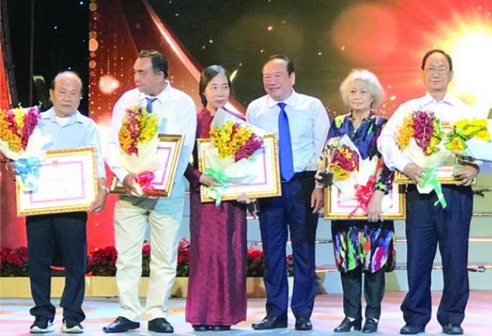 有3個華人個人和集體獲獎，具體是華人畫家陳文海的水墨畫作品《合力》獲三等獎、柯達的攝影作品“胡志明市蓬勃發展”獲三等獎、市各少數民族文學藝術協會所屬書法分會《40年輝煌書法集》獲鼓勵獎◆    