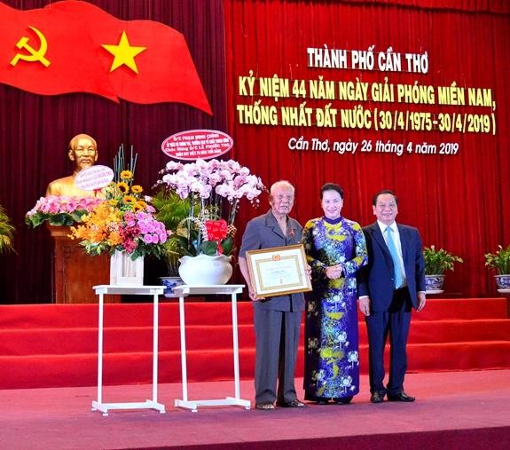 昨(26)日上午，值與芹苴市選民接觸之際，國會主席阮氏金銀出席了該市解放、南方解放與祖國統一44週年(1975.4.30-2019.4.30)、“五‧一”國際勞動節133週年(1886.5.1-2019.5.1)、胡志明主席誕辰129週年紀念儀式。（圖源：互聯網）