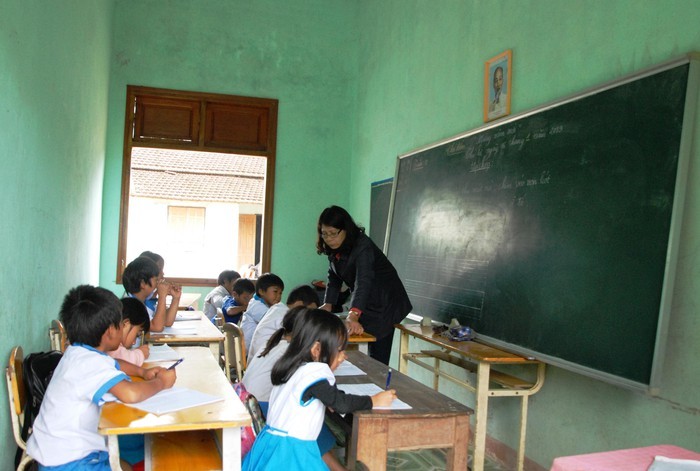 缺乏課室，學生們要在村文化宮上課。