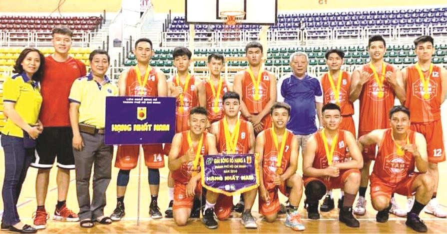 第五郡男子籃球隊合影。