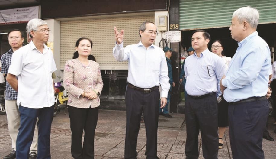 市委副書記、市人民議會主席阮氏麗及各相關廳、部門代表參與視察工作。