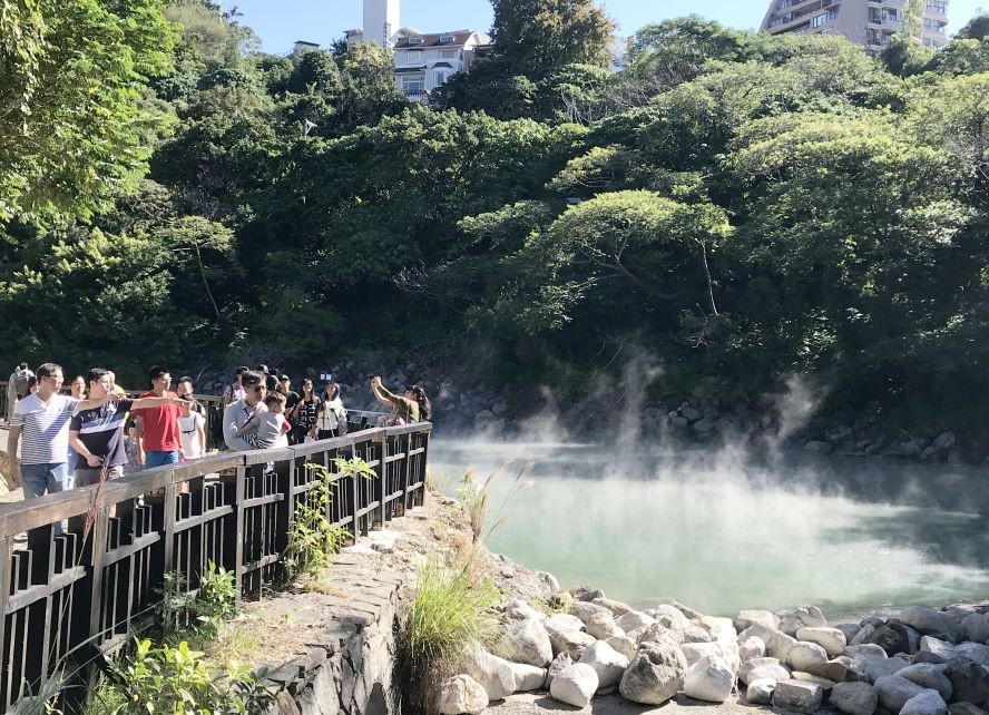 遊客瀏覽地熱谷。