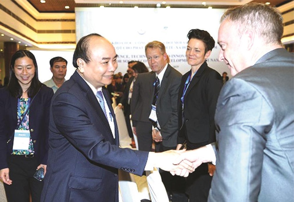 政府總理阮春福與各國專家交流。