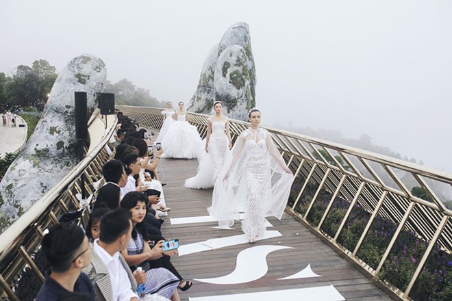 主題為“走在雲端”的旅遊時尚秀一瞥。