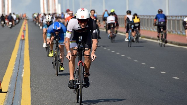 運動員參加自行車賽。