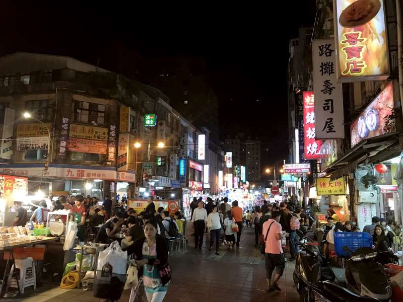 熙來攘往的寧夏夜市。