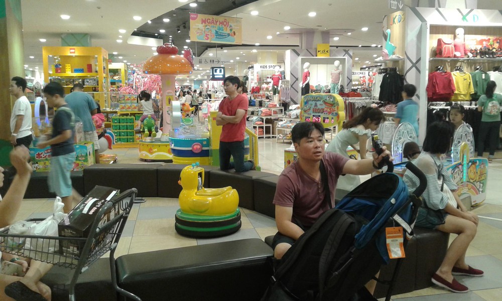 各商場的娛樂區在假日吸引眾多遊人，但供不應求。