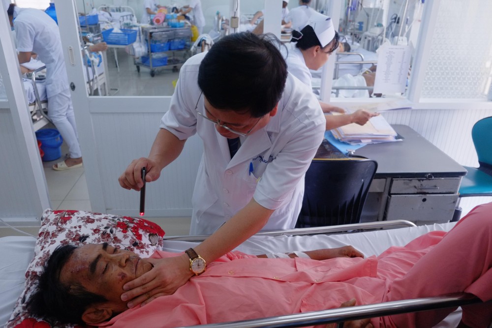 大水鑊醫院醫生為病人診病。