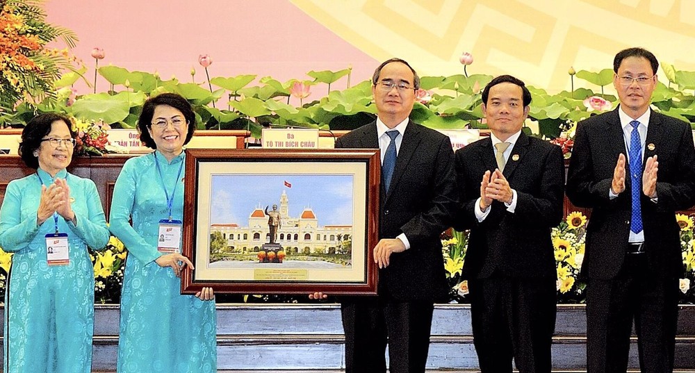 黨中央政治局委員、市委書記阮善仁(右三)向市祖國陣線委員會贈送禮物。