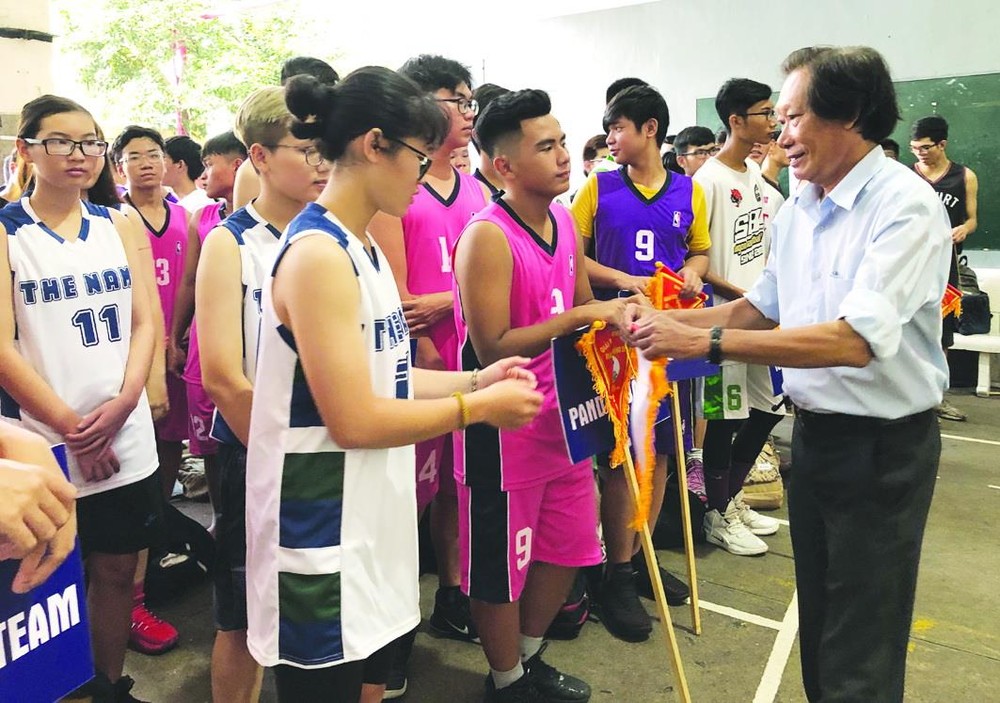 黎黃景副校長頒發紀念旗給各參賽隊。