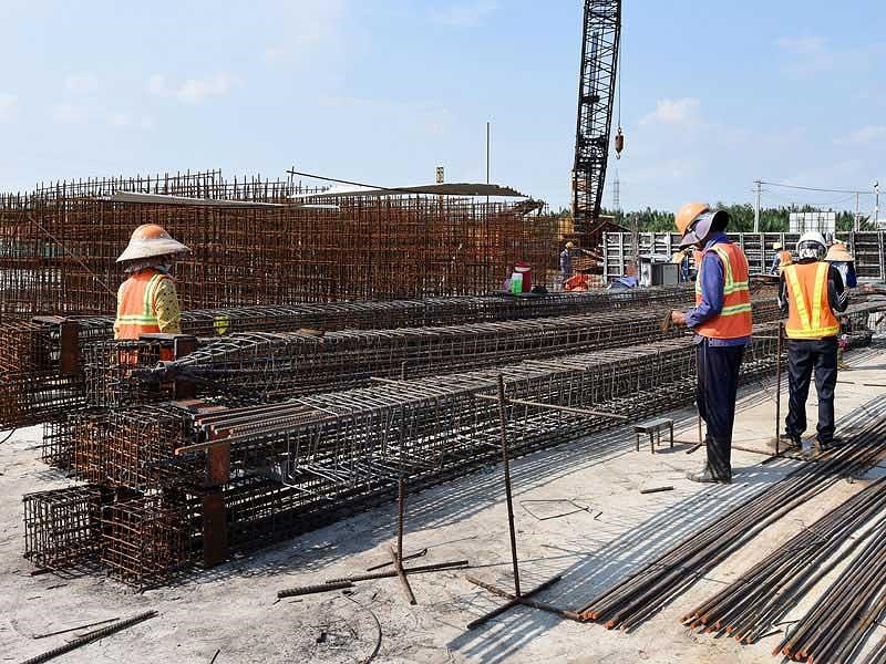 工人在10萬億元治水項目的蕉溝水渠工程上施工。