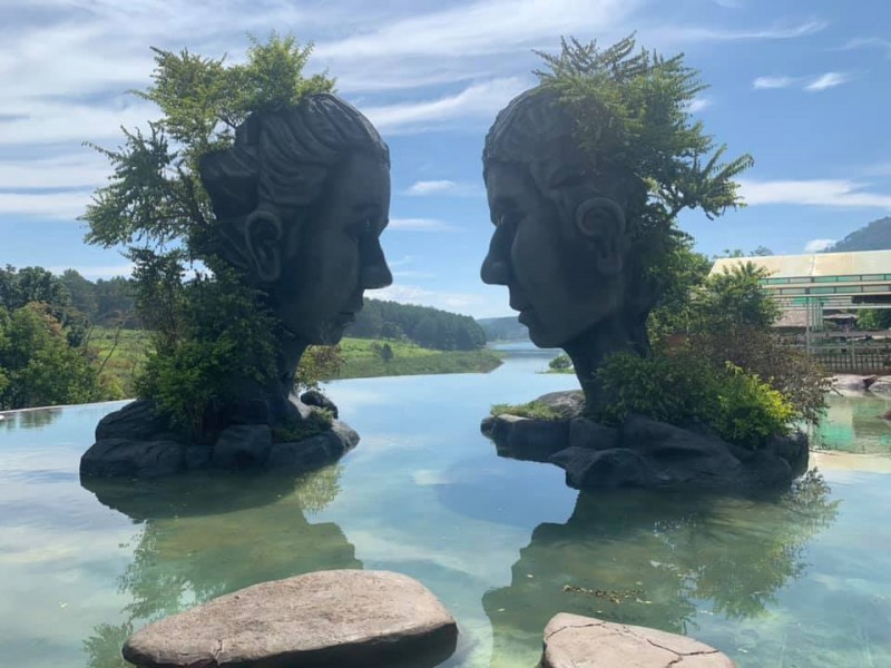無極湖最引人注目的是互相對望的兩尊人像。
