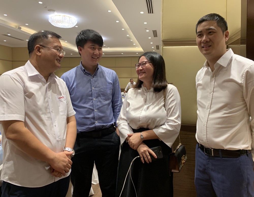 趙騫會長（左一）與理事們交流。