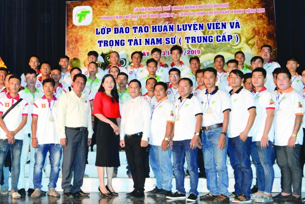 各學員與市和郡領導合照。