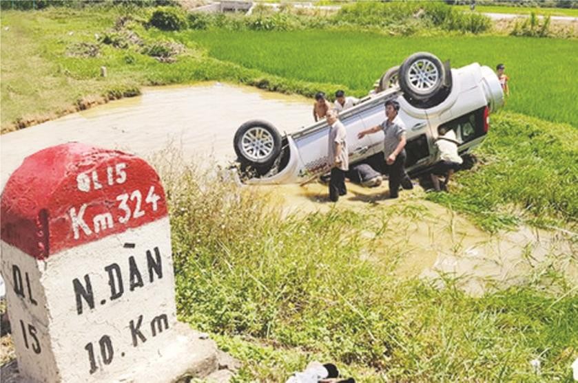 ７座汽車墜落田間