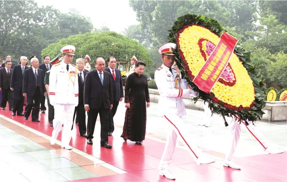 黨政領導敬獻花圈緬懷英雄烈士