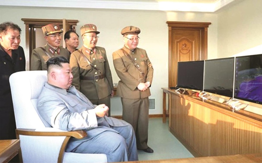 金正恩（就坐者）觀看試射過程。