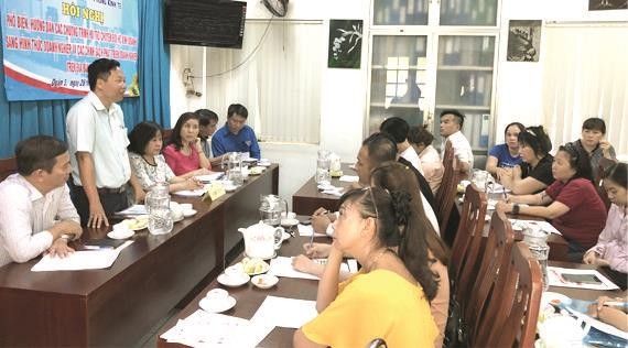 郡經濟科副科長陳越勇正向商販介紹有關如何申請企業註冊執照。