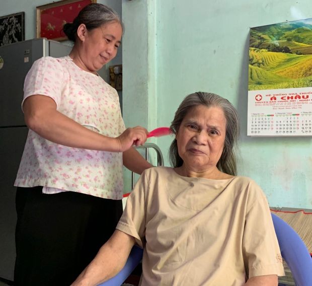 華人烈士遺孤陳蓮照顧患病的革命老前輩劉桂。