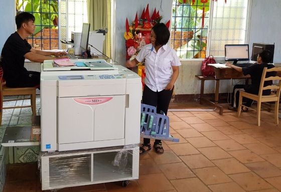 學生正在做印刷工作。