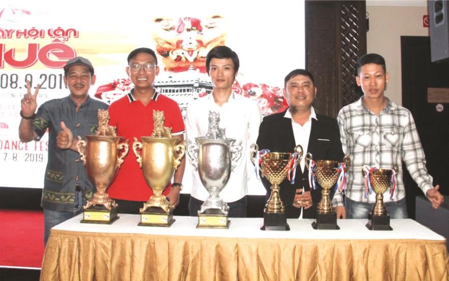 越華龍獅團隊介紹順化龍獅節活動。