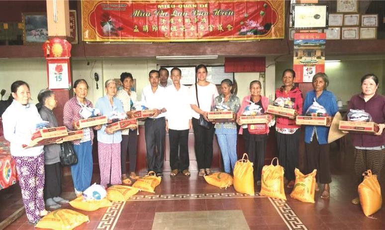 理事會代表向貧戶贈送禮物。